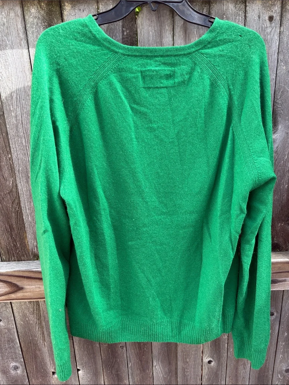 Club Monaco large Kelly green cashmere v-neck!